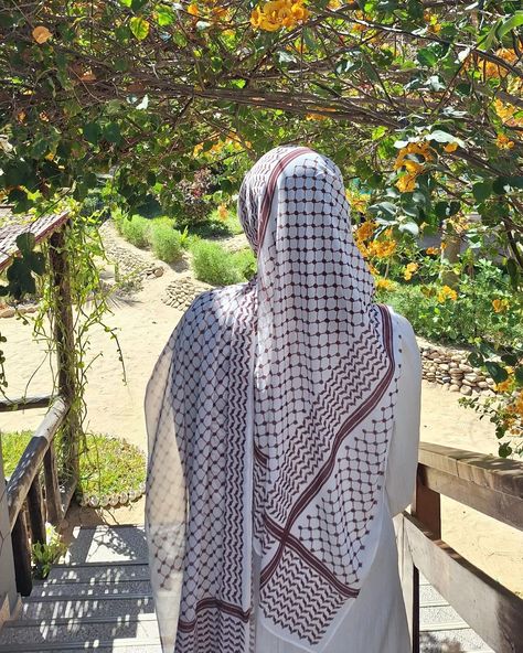 Ramallah keffiyeh hijab☕✨ Disponible de suite🛍 Kuffieh Aesthetic, Keffiyeh Outfit, Keffiyeh Hijab, Hijab Aesthetic, College Style, College Fashion, Modest Fashion, Fun Things To Do, Feel Good