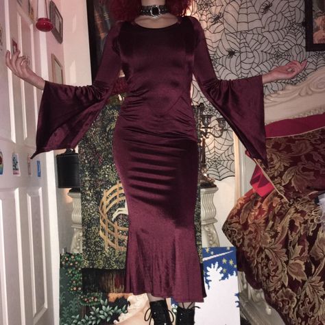 Alternative Cocktail Outfit, Vintage Vampy Dress, Vintage Prom Dresses 90s Goth, Whismgothic Outfits 90s, Purple Whimsigothic Outfit, Whimsigothic Clothes Purple, Vampire Dress, Witchy Outfits, Witchy Fashion