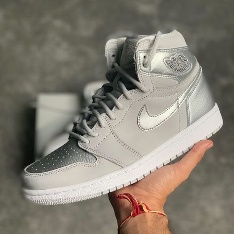 Grey Outfit Women, Outfit Jordan, Nike Air Jordan 1 High, Jordan 1 Outfit, Air Jordan 1 Outfit, Jordan 1 High Og, Jordan Sneakers, Grey Outfit, Air Jordan 1 High