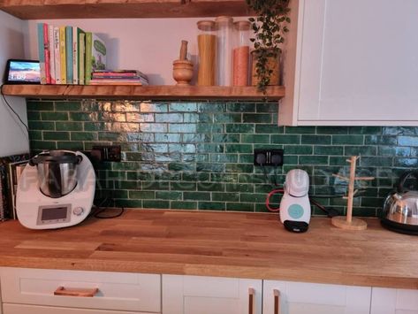 Green And Cream Bathroom, Kitchen Green Tiles, Green Tile Kitchen, Green Kitchen Backsplash, Bejmat Tiles, Green Tile Backsplash, Tile Moroccan, Moroccan Kitchen, Green Backsplash