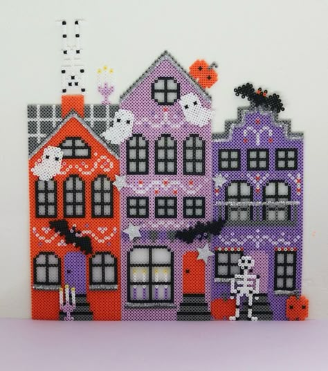 Karin Andersson | Pärla en Halloweenstad! Jag gjorde liknande hus förra julen som blev en sådan himla succé och ni var så många som gillade de tre höga husen… | Instagram Hama Beads Halloween, Melt Beads Patterns, Seed Bead Projects, Casa Halloween, Melty Bead Patterns, Pearl Beads Pattern, Perler Art, Perler Crafts, Diy Perler Bead Crafts