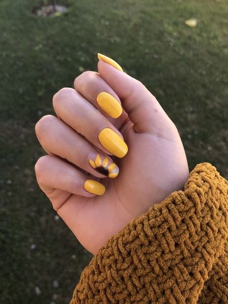 yellow nails with sunflower Nails Sunflower, Sunflower Nail, Sunflower Nail Art, Yellow Nails Design, Sunflower Nails, May Nails, Cute Simple Nails, Simple Gel Nails, Yellow Nails