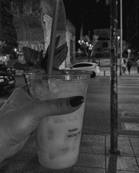 Greece night cocktails and hot nights Friends Aesthetic Wallpaper, Wallpaper Coffee, Hand Photo, Coffee With Friends, Coffee Photos, Best Friends Aesthetic, Friends Aesthetic, Cold Coffee, Romantic Novels