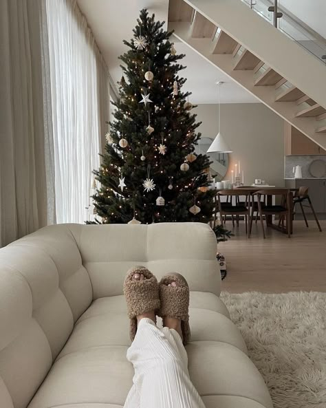 Minimalist Christmas Decor, Christmas Dreaming, Neutral Christmas Decor, Christmas Decor Inspiration, Christmas Interiors, Christmas Tree Inspiration, Christmas Feeling, Minimalist Christmas, Christmas Inspo