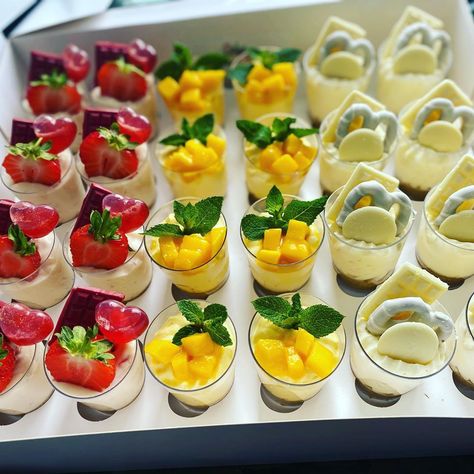 Taals & Paan Tables on Instagram: “Gorgeous mini desserts pots just the perfect afters to brighten your party💛🧡❤️💯 🔸vanilla cheesecake 🔸mango delight 🔸strawberry cc 🔸Nutella…” Mango Delight Dessert, Mango Dessert Cups, Mango Mini Desserts, Mango Cheesecake Shooters, Mango Mousse Cheesecake, Mango Delight, Dessert Pots, Mango Dessert, Vanilla Cheesecake