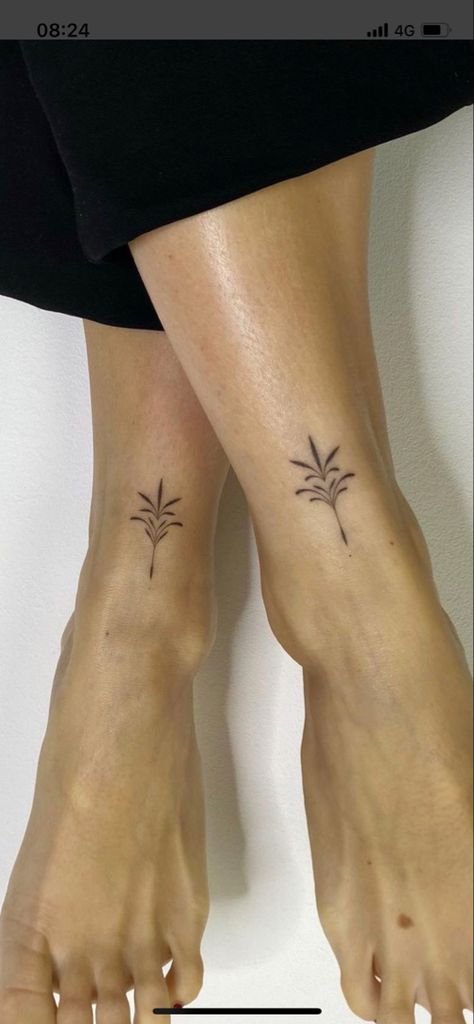 Handpoke Tattoo, Knee Tattoo, Dainty Tattoos, Subtle Tattoos, Elegant Tattoos, Feminine Tattoos, Little Tattoos, Dope Tattoos, Simplistic Tattoos