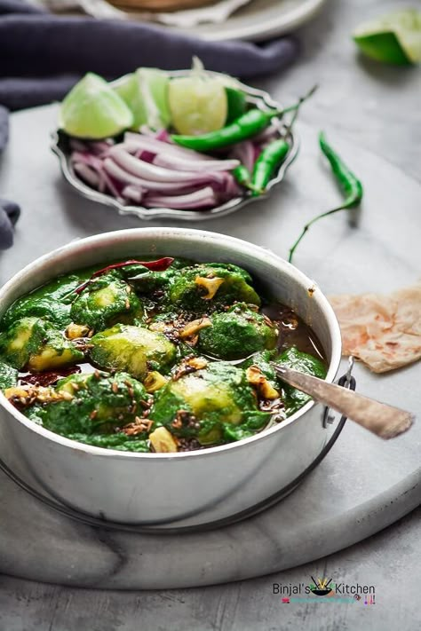 Healthy Green Curry, Aloo Palak Recipe, Spicy Spinach, Palak Recipe, Aloo Palak, Spinach Potato, Indian Side Dishes, Aloo Recipes, Punjabi Food