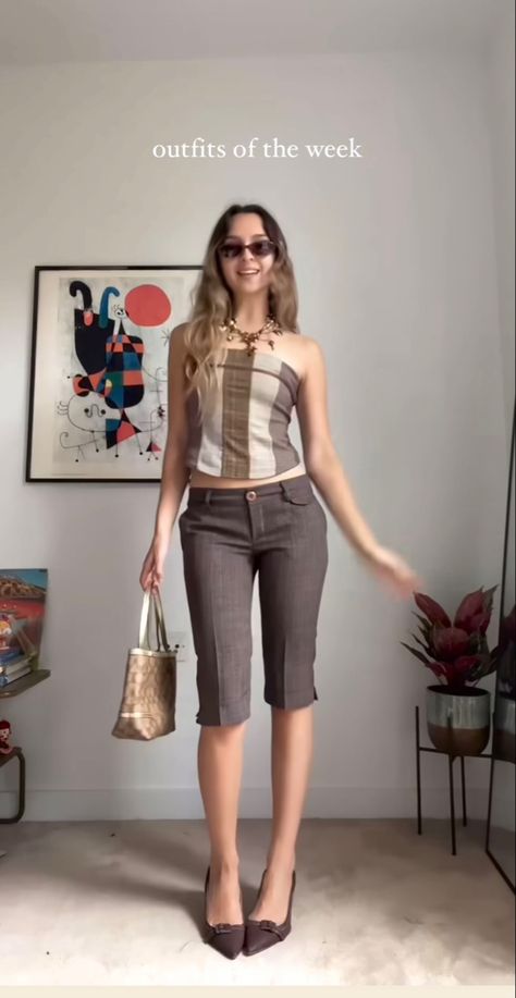 Capri Pants Outfits Aesthetic, Capri Outfits Aesthetic, Capri Pants Outfits Y2k, Brown Capris Outfit, Capris Outfit Y2k, Capri Outfits Women Summer, Mod Aesthetic, Capri Pants Outfits, Slacks Outfit