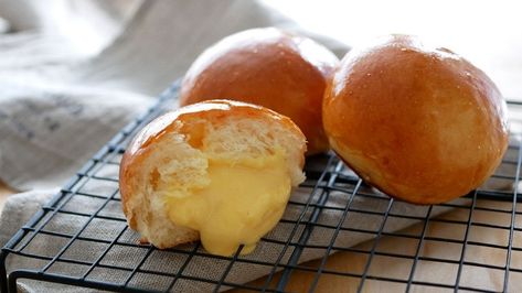 Cream Pan (Custard Buns) | Recipe book Bao Bread, Pizza Bun, Chinese Bread, Cream Pan, Vanilla Slice Recipe, Custard Bread, Oil Cookies, Meat Roll, Custard Buns