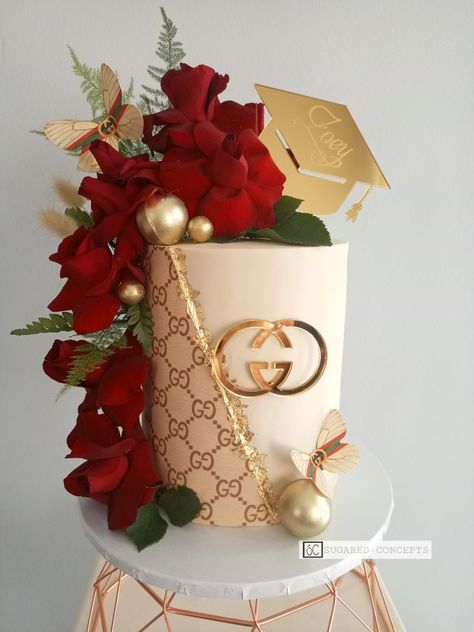 Nude cake, gold, Gucci, red roses, grad cake topper. Gucci Birthday Cakes For Women, Designer Cakes For Women, Gucci Cake Ideas, Gucci Cakes For Women, Gucci Cake For Him, Luxury Cakes Birthday For Women, Gucci Birthday Cake, Luxury Biscuits, Baddie Cake