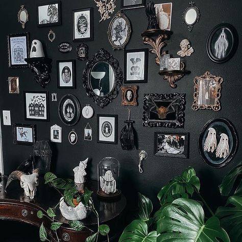 Dark Green Gothic Living Room, Gothic Bedroom With Plants, Gothic Botanical Aesthetic, Green Gothic Decor, Plant Goth Aesthetic, Gothic Plant Decor, Botanical Gothic Decor, Gothic Entryway, Modern Gothic Living Room