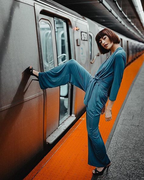 Balazs Toro (@eyes.of.worlds) • Instagram photos and videos Rooftop Photoshoot, Nyc Photoshoot, Travel Pose, Creative Fashion Photography, U Bahn, Travel Photography Inspiration, Nyc Subway, Business Portrait, Lightroom Presets Free