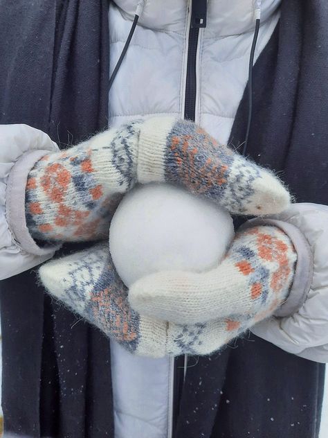 Gloves Winter Aesthetic, Winter Mittens Aesthetic, Aesthetic Winter Gloves, Snow Gloves Aesthetic, Cute Winter Gloves Aesthetic, Winter Aesthetic 2023, Aesthetic Gloves Winter, Winter Aesthetic Photography, Winter Pastel Aesthetic