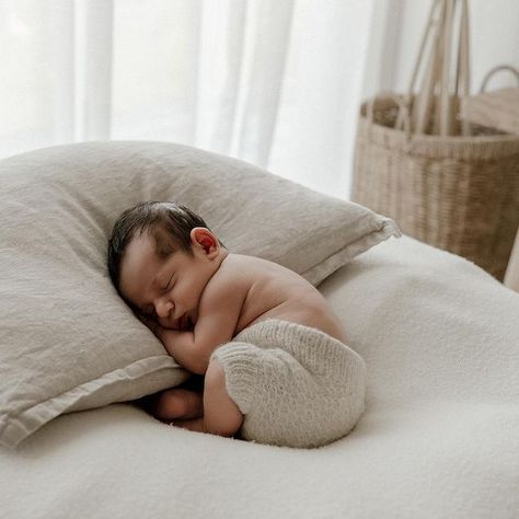 Editorial Newborn Photoshoot, Editorial Newborn Photography, Boho Newborn Photography, Newborn Babyshoot, Natural Newborn Poses, Natural Light Newborn Photography, Boho Newborn, Professional Newborn Photography, Lifestyle Studio