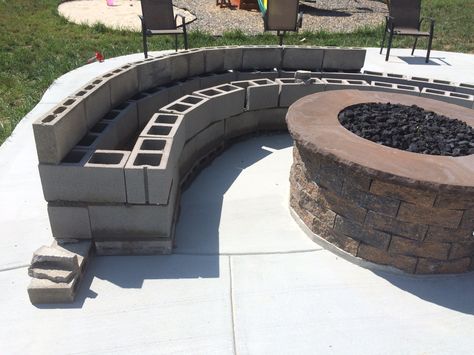 Outdoor Fire Pit Seating, Deck Piscina, Outdoor Fire Pit Designs, Fire Pit Landscaping, Cinder Blocks, Shipping Container House Plans, Fire Pit Seating, Fire Pit Accessories, Fire Pit Designs