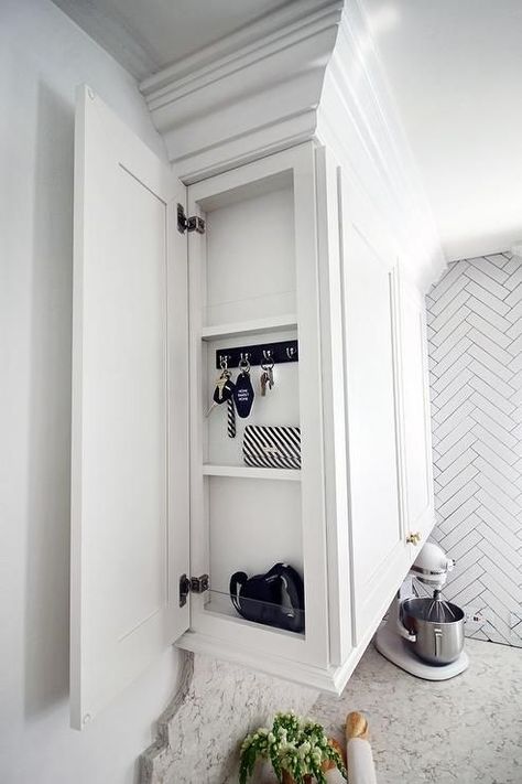 kitchen // side panel on end cabinet opening to reveal acrylic shelves as well as key hooks Kitchen With White Cabinets, Organiser Cucina, Hunted Interior, Hidden Kitchen, Kitchen Cabinets Decor, Home Storage Solutions, Kitchen Cabinets Makeover, Kitchen Redo, Cabinet Decor