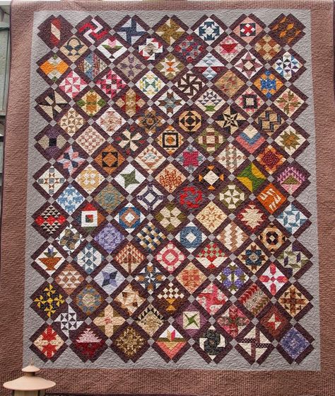 52 Quilts in 52 Weeks (Aunt Marti): Farmer's Wife quilt finish! Such an amazing quilt! Farmers Wife Quilt Blocks, Quilted Curtains, Dear Jane Quilt, Farmers Wife Quilt, Farmers Wife, Quilting Board, Quilt Sewing Patterns, Rainbow Quilt, Sampler Quilts