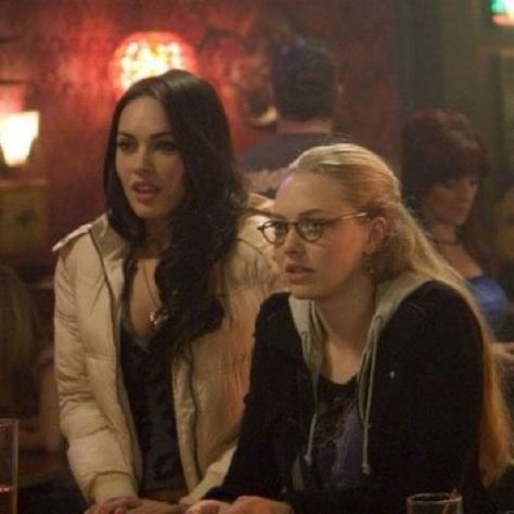 Blonde And Brunette Characters, Jennifers Body Movie, Jennifers Body Megan, Movie Duos, Forever My Girl, Duo Costumes, Hallowen Costume, Jennifer's Body, Fantasias Halloween