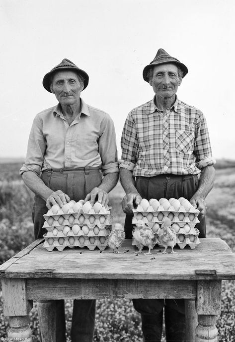 Vintage Twins, Beautiful Series, Identical Twins, Rural Life, 인물 사진, Breakfast Lunch, Vintage Photography, Old Pictures, Bored Panda