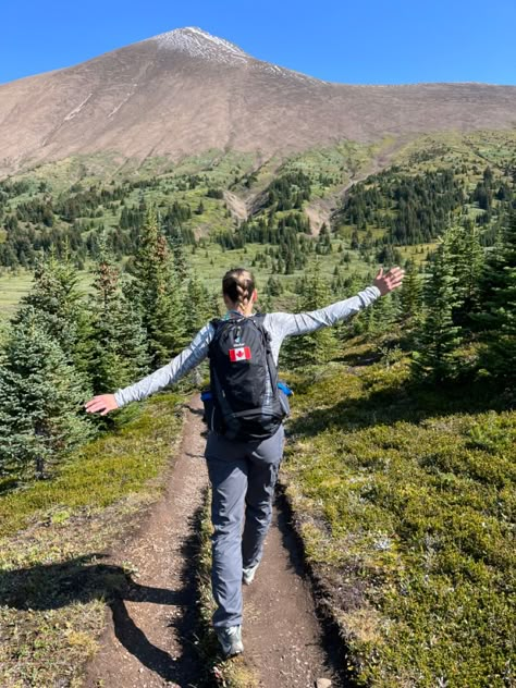 Hiking in Jasper, Alberta, Canada | granola Friends Hiking Aesthetic, Alberta Hikes, Best Hiking Backpacks For Women, Hiking Canada, Canada Vibes, Mountain Hiking Aesthetic, Granola Life, Friends Hiking, Hiking Hacks