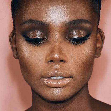 . Trucco Glam, Editorial Make-up, Glossy Lids, Face Glow, Scrub Corpo, Red Dress Makeup, Makeup For Black Skin, Make Up Videos, Hooded Eye Makeup