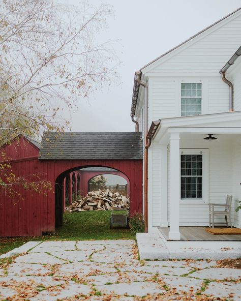 This Cozy Connecticut Farmhouse Ups the Ante on Countryside Living Connecticut Farmhouse, Elizabeth Roberts, Countryside Living, Frank Lloyd Wright Design, Colonial Farmhouse, Brooklyn Brownstone, Cabinetry Design, Stone Flooring, Hudson Valley