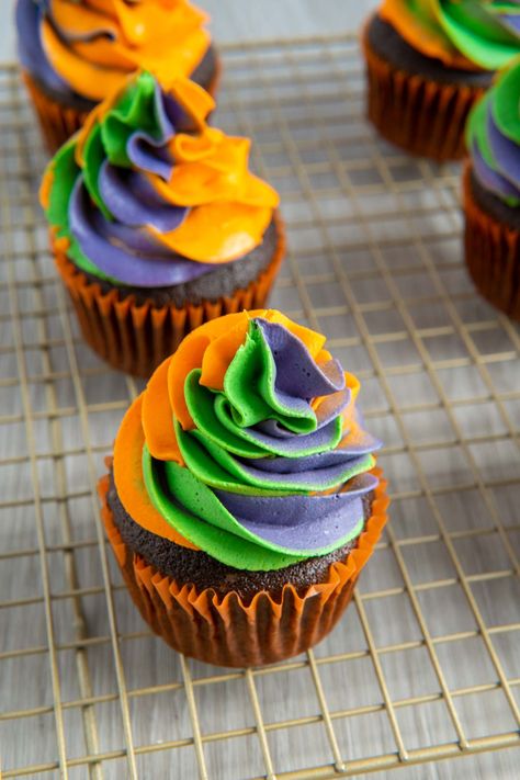 Easy Swirled Halloween Cupcakes - Salt & Spoon Halloween Cupcakes Purple And Orange, Halloween Swirl Cupcakes, Halloween Cupcakes Simple, Halloween Mini Cupcakes Ideas, Simple Halloween Cupcake Ideas, Fancy Halloween Cupcakes, Easy Halloween Cupcakes For Kids, Halloween Frosting Cupcakes, Mini Halloween Cupcakes