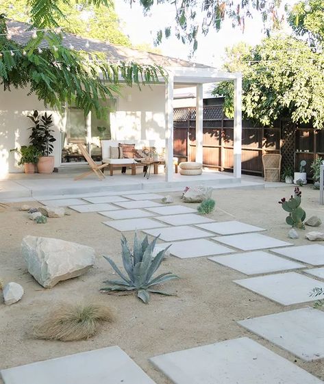 Desert Backyard, California Backyard, Modern Patio Design, Backyard Garden Landscape, Living In London, Small Backyard Gardens, Backyard Inspiration, Backyard Garden Design, Backyard Makeover