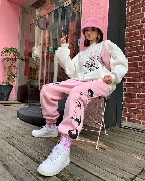 YiWei Tian on Instagram: “some pink vibes💖” Pink Streetwear, Streetwear Fits, Mood Board Inspiration, Tomboy Style Outfits, Fashion Mood Board, Streetwear Fashion Women, Tomboy Fashion, Baggy Pants, Pink Outfits