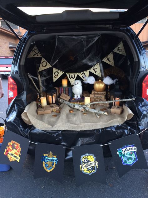 Hogwarts - Harry Potter - Trunk or Treat Trunk Or Treat Ideas Harry Potter, Harry Potter Trunk Or Treat Decorations, Jeep Trunk Or Treat Ideas, Trunk Or Treat Harry Potter, Trunk Or Treat Harry Potter Theme, Harry Potter Trunk Or Treat Ideas, Harry Potter Trunk Or Treat, Cubs Decor, Harry Potter Trunk