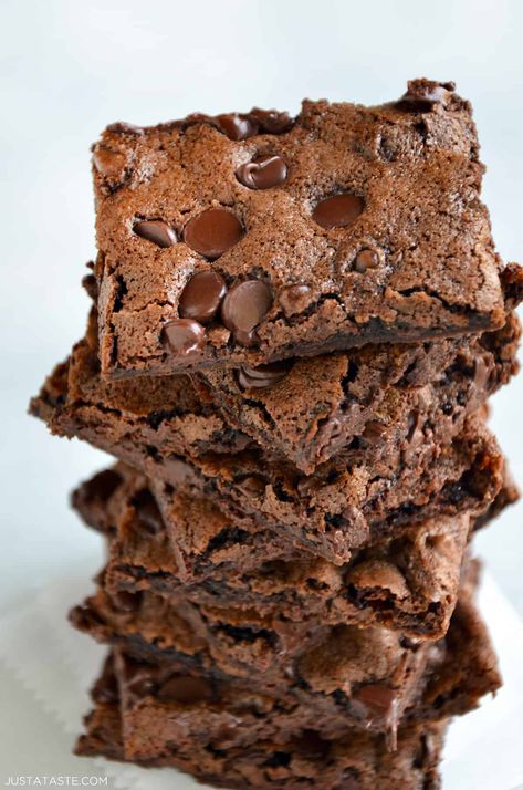 Calling all edges-only brownie fans! Chewy Chocolate Brownie Bark is a slightly crispy, most definitely chewy, chocolate chip-topped masterpiece that makes it impossible to stop at just a taste. If you love crunchy brownie edges, this is the recipe for you! Brownies Crispy, Brownie Bark, Brownie Brittle Recipe, Pinwheel Sugar Cookies, Chewy Chocolate Brownies, Crumble Cookie Recipe, Flourless Chocolate Cookies, Vanilla Bean Frosting, Brownie Brittle