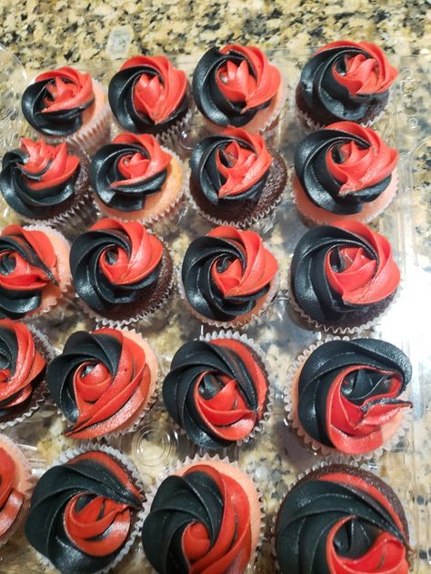 Red And Black Birthday Cakes For Women, Red White And Black Birthday Party Ideas, Red Black And White Birthday Party Ideas, Black And Red Cupcakes, Red And Black Cupcakes, Red And Black Sweet 16 Party Ideas, Red And Black Birthday Theme, Masquerade Cupcakes, Casino Prom