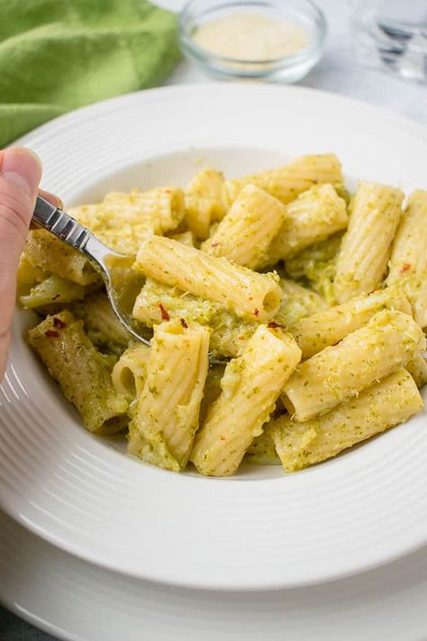 spoonful of pasta with broccoli Pasta With Broccoli And Garlic, Polenta Recipes Healthy, Pasta E Broccoli, Broccoli And Garlic, Broccoli Sauce, Pasta With Broccoli, Delicious Broccoli, Homemade Pasta Recipe, Creamy Pasta Recipes