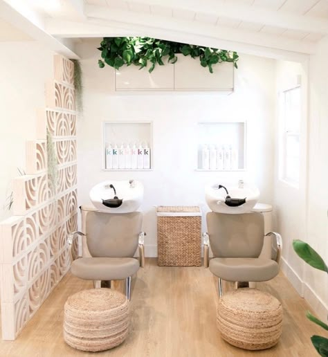 Salon Decor Studio, Small Hair Salon, Salon Suite Decor, Salon Interior Design Ideas, Minerva Beauty, Home Hair Salons, Esthetician Room Decor, Hair Salon Design, Spa Room Decor