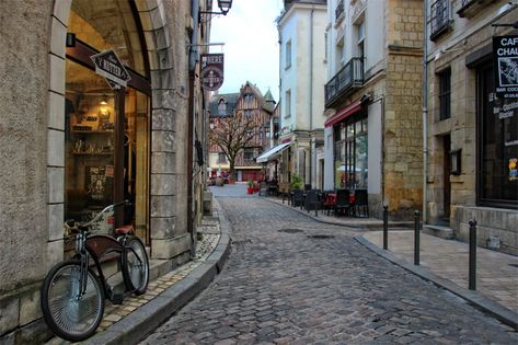 Loire Valley Aesthetic, Tours France Loire Valley, France Restaurant, Amboise France, Pretty Streets, Loire Valley Chateau, Castle France, French Trip, Switzerland Trip