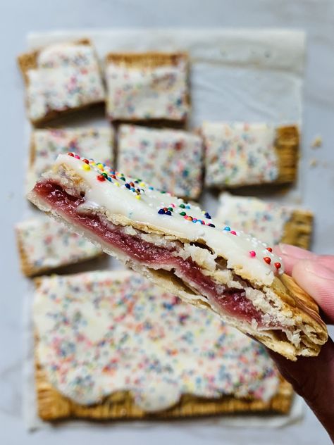 Strawberry Pop Tart Sheet Pan Pie This recipe was inspired by my love of a semi-homemade dessert and the nostalgia of a pop tart. A strawberry pop tart, that is… Try this recipe if you’re a fan of strawberry pop tarts and/or sheet pan pies. Two flaky pie layers encase a delicious strawberry Poptarts Strawberry, Mini Pop Tarts, Sheet Pan Pop Tart, Strawberry Poptart, Homemade Strawberry Pop Tarts, Homemade Poptart, Pop Tart Pie, Homemade Pop Tarts Recipe, Poptart Recipe