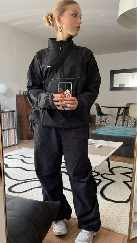 Puffer Gilet Outfit, Nike Windbreaker Outfit, Pantalon Parachute, Windbreaker Outfit, Unique Streetwear, Looks Pinterest, Streetwear Chic, Nike Windbreaker Jacket, Autumn Fits