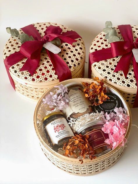 Eid Hampers, Diwali Gift Hampers, Christmas Gift Hampers, Diy Bouquet Wrap, Bridal Gift Wrapping Ideas, Honey Gifts, Wedding Gifts Packaging, Gift Wrapping Inspiration, Christmas Hamper