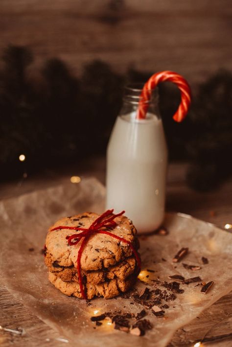 Christmas Dessert Photoshoot, Cozy Winter Photoshoot, Christmas Food Styling, Soft Christmas Aesthetic, Christmas Baking Photoshoot, Cookies With Milk, Christmas Food Photography, Christmas Editorial, Christmas Cookie Box