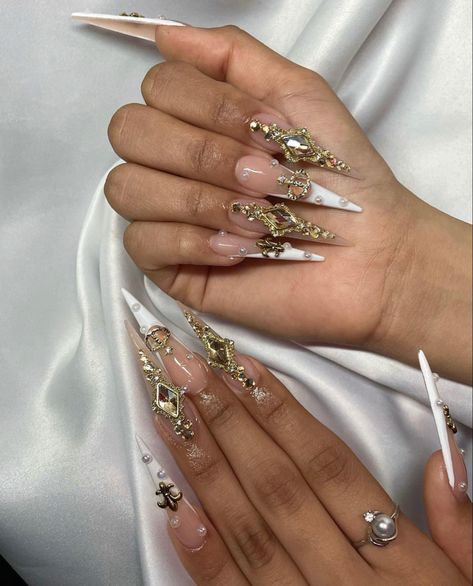 Stiletto Prom Nails, White And Gold Stiletto Nails, Gold Stilletos Nails, Gold Stiletto Nails, White Nails With Gold, Acrylic Nails Stiletto, Stilleto Nails Designs, Latest Nail Designs, Wow Nails