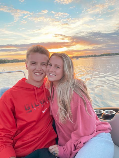 Lake Days With Boyfriend, Lake With Boyfriend, Lake Couple Pictures, Lake Pics With Boyfriend, Lake Pictures With Boyfriend, Couple Lake Pictures, Summer Boyfriend, Boat Pics, Summer Couples