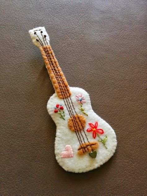 Music Ornaments, Felt Bookmark, Music Crafts, Felt Gifts, Folk Festival, Bead Sewing, Crochet Decoration, Felt Decorations, Felt Christmas Ornaments