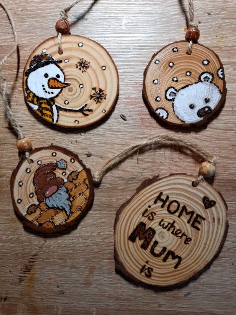 Woodburning Ideas Christmas, Pyrography Christmas Decorations, Easy Wood Burning Ideas For Beginners, Christmas Wood Burning Ideas, Christmas Pyrography, Christmas Pebble Art, Christmas Hand Painted, Pyrography Patterns, Wooden Christmas Crafts