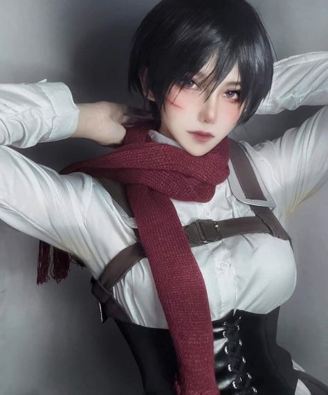 cosplaying Mikasa Ackerman from Attack on Titan / Shingeki no Kyojin series.. Mikasa Ackerman Cosplay, Mikasa Cosplay, Project Cosplay, Mikasa Ackerman, Amazing Cosplay, Cute Cosplay, Anime Drawings Tutorials, Cute Anime Character, Pose Reference