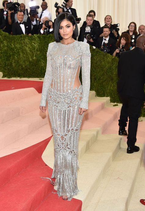 Stylizacje Kylie Jenner, Kylie Jenner Met Gala, Kendall Jenner Style Casual, Trajes Kylie Jenner, Estilo Kylie Jenner, Met Gala Dresses, Balmain Dress, Style Transformation, Gala Fashion