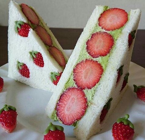 Resep Sandwich, Fruit Sandwich, Japanese Treats, Cute Baking, Pretty Dessert, Cute Snacks, Japanese Candy, Sushi Recipes, Japanese Snacks