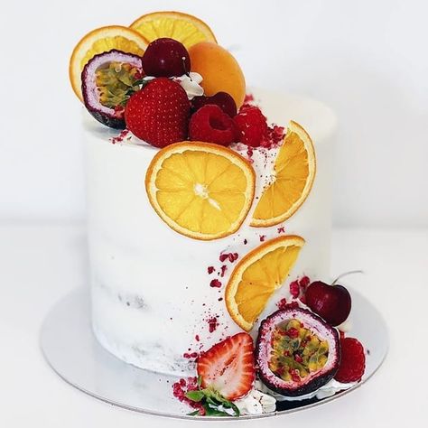 Bake Boss Australia on Instagram: “••• [ DECORATOR SHARE ] This spiced orange cake by @_bvked is a sweet summery delight! With so many delicious tropical fruits available…” Spiced Orange Cake, Tropical Fruit Cake, Fruit Topped Cake, Orange Spice Cake, Tropical Cake, Baby Shower Fruit, Tropical Desserts, Fruit Baby, Cake Inspo