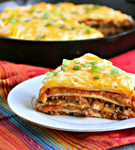 Mexican Tortilla Pie- cast iron skillet full of refried beans, enchilada sauce, and taco seasoned ground beef, separated by layers of tortillas, all topped off with cheese! Tortilla Pie, Mexican Tortilla, Iron Skillet Recipes, Cast Iron Skillet Recipes, Cast Iron Recipes, Tasty Kitchen, Recipe Community, Cast Iron Cooking, Beef Recipes For Dinner