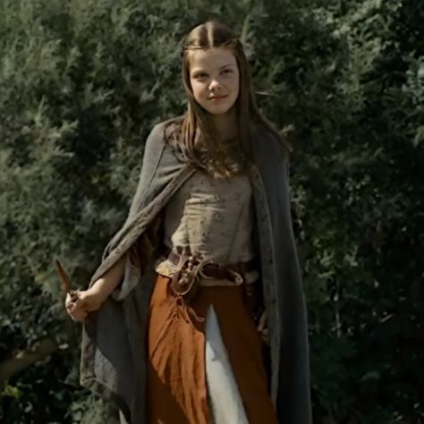 Narnia Lucy Pevensie Lucy Pensive Narnia, Narnia Aesthetic Lucy, Lucy Pevensie Costume, Lucy Narnia Aesthetic, Narnia Scenery, Narnia Inspired Outfits, Lucy From Narnia, Ravenclaw Characters, Lucy Pevensie Aesthetic