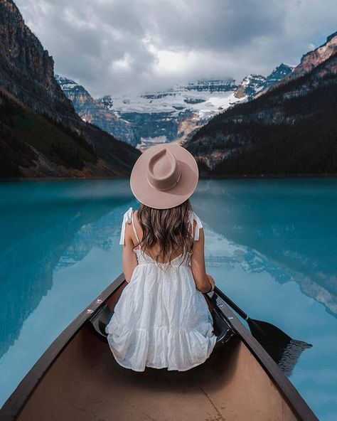 WOMANTRAVEL ♡ ONLINE MAGAZINE on Instagram: “Happy Monday 💙 📍Lake Louise, Alberta 📷 by @nicolepwhui 🥰 💌 DM us to be featured 🤍 You can support the creator of this photo by following…” Banff Outfit Summer Women, Lake Louise Photo Ideas, Lake Louise Canada Photography, Banff Photo Ideas, Banff Poses, Calgary Outfits, Banff Canada Summer, Mountain Outfits, Fairmont Lake Louise